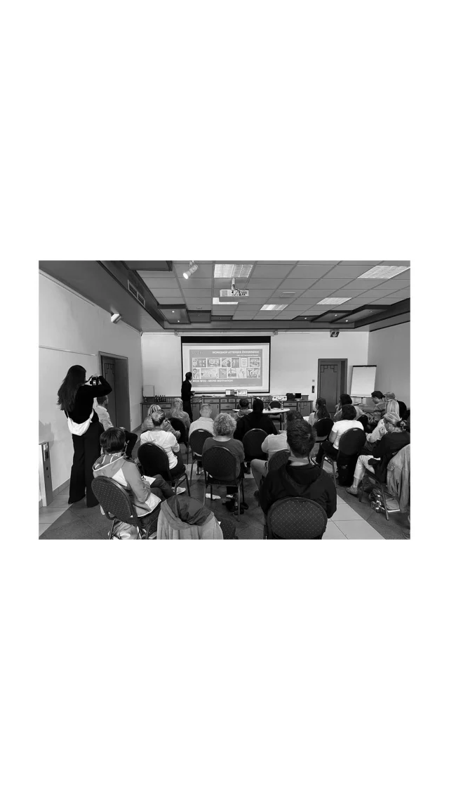 ⚫️ Workshop – Seewalchen am Attersee, Österreich 🇦🇹

Gemeinsam lernen. Praxis erleben. Wissen direkt anwenden.

Ein rundum gelungener Workshop am 17.10.2026 mit 30 Teilnehmerinnen und Teilnehmern aus Medizin, Physiotherapie, Osteopathie und Heilpraktik!

Im Mittelpunkt standen die radiale und fokussierte Stoßwellentherapie, EMTT sowie die myofasziale Therapie.

Gemeinsam mit dem Physiotherapeuten David Lindner und meinem Sohn Maximilian, Physiotherapie Student, hieß es:

✔️ Anatomische und biomechanische Grundlagen verstehen
✔️ Funktionelle Zusammenhänge erkennen
✔️ Verschiedene Applikatoren und Techniken kennenlernen
✔️ Handgriffe üben und direkt an der Behandlungsliege umsetzen

Ein intensiver Tag voller praktischer Erfahrungen, spannender Gespräche und wertvollem fachlichem Austausch.

Vielen Dank an alle Teilnehmerinnen und Teilnehmer sowie an David und Maximilian für diesen großartigen Workshop! 🙏💪

Ich freue mich schon auf die nächsten gemeinsamen Workshops!
·
·
·
IHR ANSPRECHPARTNER
Dr. med. Sebastian Sinz
Facharzt für Orthopädie und Unfallchirugie, Sportmedizin, Orthomolekularmedizin

✉️ info@sportmedizin-sinz.de · 📱 +49 160 90179327 · Montag - Freitag: Termine und Notfalltermine nach Vereinbarung

#sportmedizinsinz #ganzheitlichesportmedizin #stoßwellentherapienachsinz

#workshop #storzmedical